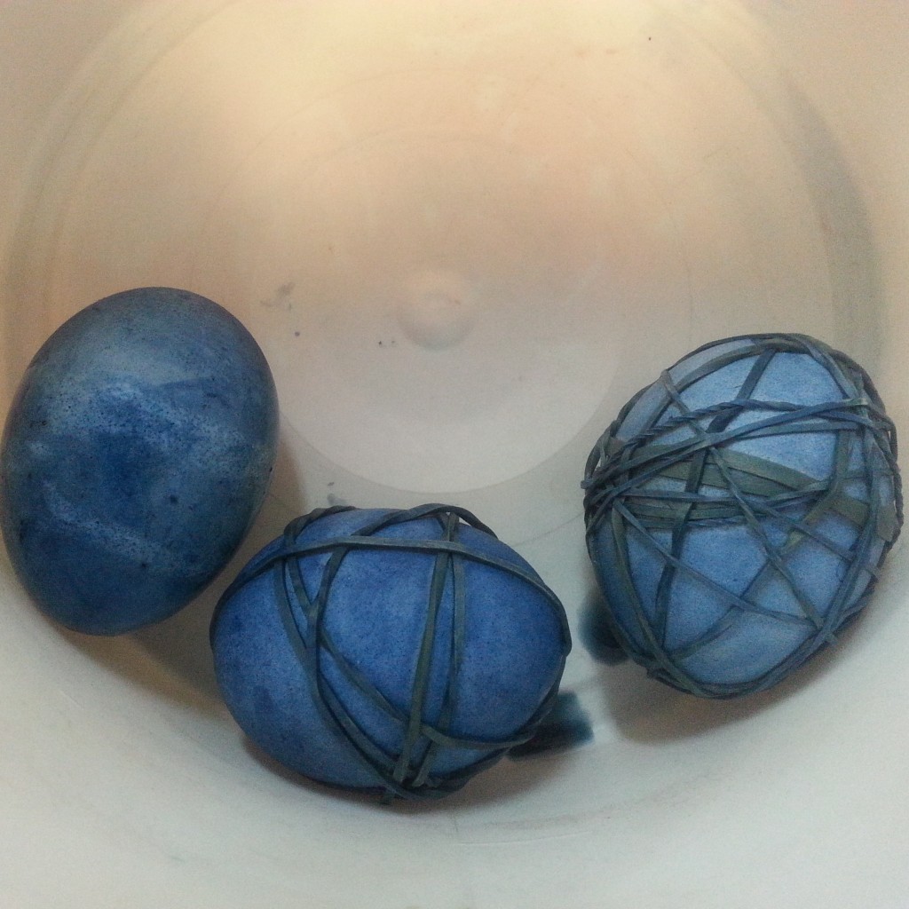 Wrap rubber bands around the egg for a different pattern effect