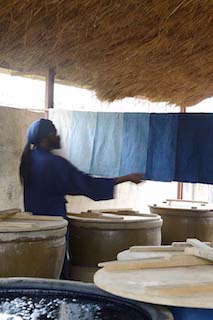 Séchage de pièces de textile après la teinture dans le compost d'indigo dans l'atelier du designer textile Aboubakar Fofana le 15 septembre 2019 à Bamako, Mali